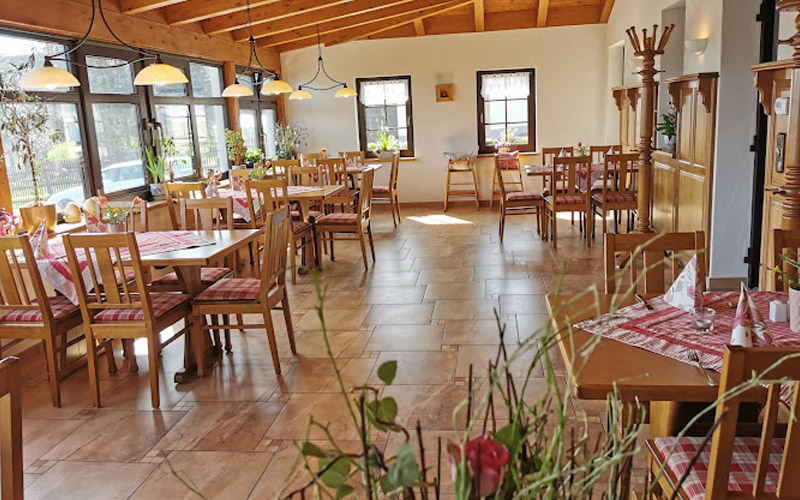 Gasthof Anton Günther – Schenke in Schönfeld, ein einladendes Gasthaus im Herzen der Natur mit rustikalem Charme, ideal für eine entspannte Einkehr und feine regionale Küche. Gasthof Anton Günther – Schenke in Schönfeld, mit rustikalem Ambiente und regionaler Küche, ein perfekter Ort für gemütliche Mahlzeiten und gesellige Stunden.