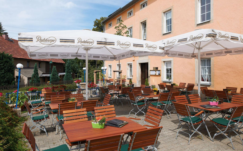 Landhotel Zum Erbgericht – traditionelles Hotel mit ländlichem Charme und gemütlichem Ambiente Außenansicht des Landhotels Zum Erbgericht, ein historisches Gebäude im ländlichen Stil, umgeben von grüner Natur und ruhiger Landschaft.