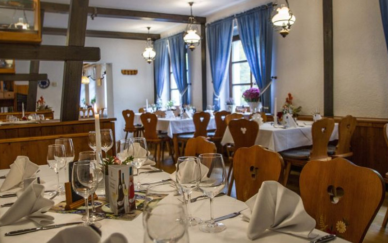 Gemütlichkeit pur im Restaurant Schwarzbeerschänke in Pobershau – genießen Sie regionale Spezialitäten in urigem Ambiente mitten im Erzgebirge. Das Restaurant Schwarzbeerschänke in Pobershau präsentiert sich als traditionelles Gasthaus mit rustikaler Fassade, idyllischer Lage und einem einladenden Außenbereich – ideal für Genießer erzgebirgischer Küche.