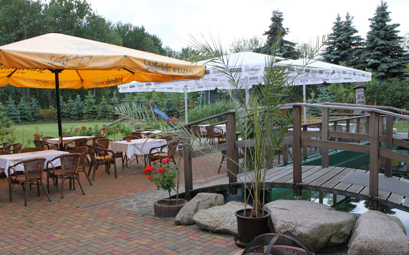 Gemütliches Restaurant im AaRa Hotel Radeberg – regionale Spezialitäten in stilvollem Ambiente nahe Dresden genießen. Innenansicht des Restaurants im AaRa Hotel in Radeberg bei Dresden mit einladend gedeckten Tischen, warmem Licht und regional inspirierter Dekoration.